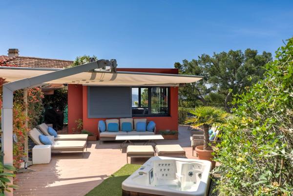 Villa dominant la rade de Villefranche