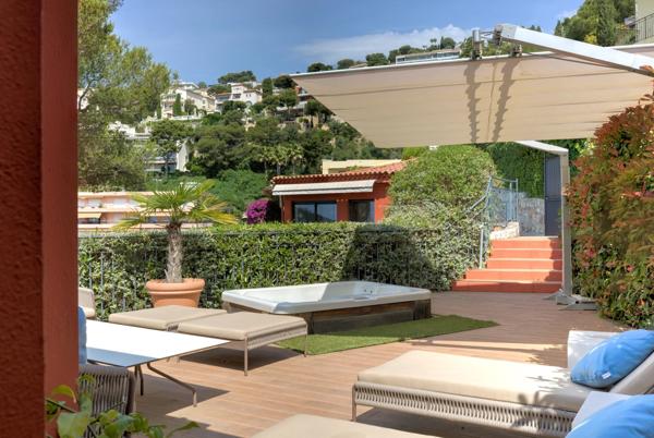 Villa dominant la rade de Villefranche