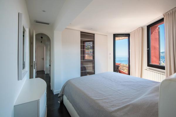 Villa dominant la rade de Villefranche