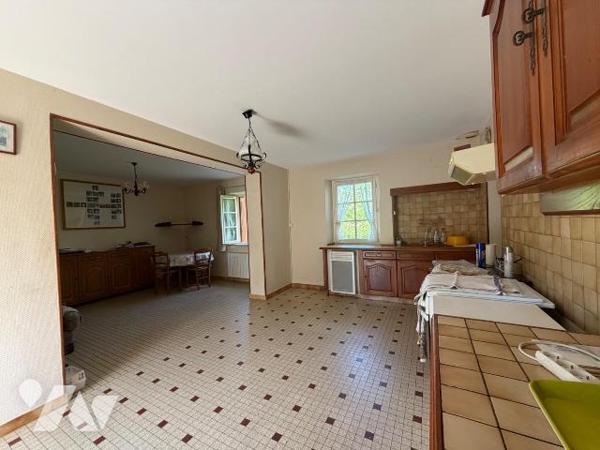 Maison ancienne proposant 2 chambres (19 m² et 12,6 m²), une cuisine spacieuse de 17,7 m², un s...