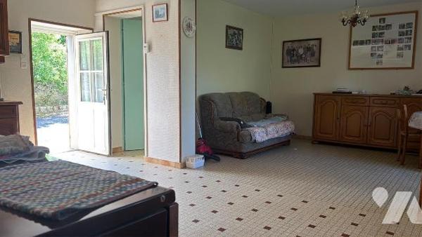 Maison ancienne proposant 2 chambres (19 m² et 12,6 m²), une cuisine spacieuse de 17,7 m², un s...