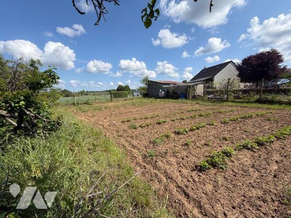 Maison ancienne proposant 2 chambres (19 m² et 12,6 m²), une cuisine spacieuse de 17,7 m², un s...