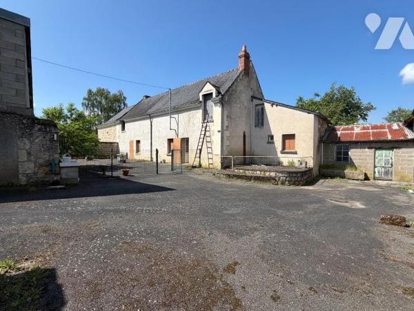 Maison ancienne proposant 2 chambres (19 m² et 12,6 m²), une cuisine spacieuse de 17,7 m², un s...