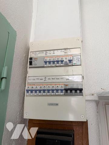Maison ancienne proposant 2 chambres (19 m² et 12,6 m²), une cuisine spacieuse de 17,7 m², un s...