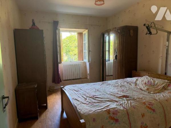 Maison ancienne proposant 2 chambres (19 m² et 12,6 m²), une cuisine spacieuse de 17,7 m², un s...