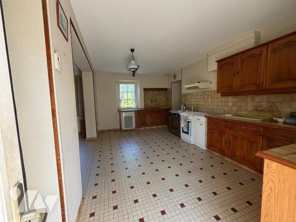 Maison ancienne proposant 2 chambres (19 m² et 12,6 m²), une cuisine spacieuse de 17,7 m², un s...