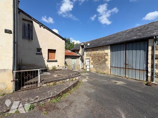 Maison ancienne proposant 2 chambres (19 m² et 12,6 m²), une cuisine spacieuse de 17,7 m², un s...