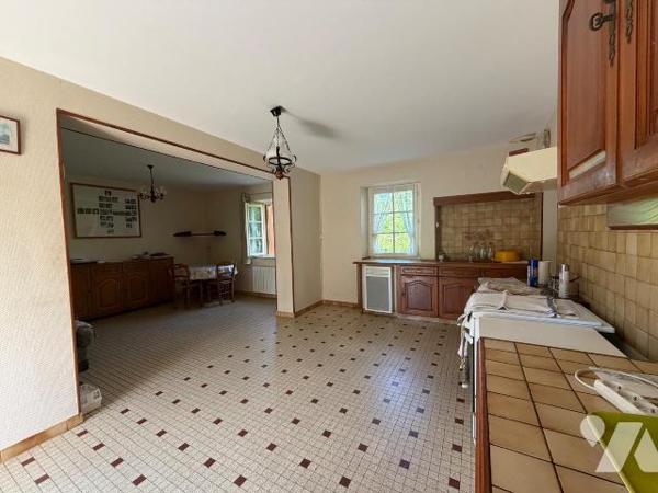 Maison ancienne proposant 2 chambres (19 m² et 12,6 m²), une cuisine spacieuse de 17,7 m², un s...