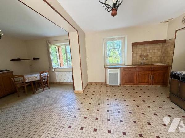 Maison ancienne proposant 2 chambres (19 m² et 12,6 m²), une cuisine spacieuse de 17,7 m², un s...