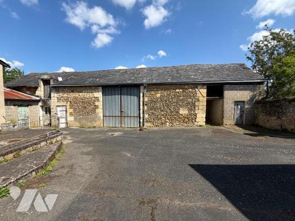 Maison ancienne proposant 2 chambres (19 m² et 12,6 m²), une cuisine spacieuse de 17,7 m², un s...