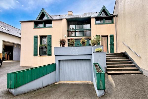 Maison d’architecte de 1984, Vitré centre-ville  – surface habitable 187 m² parcelle de 473 m2 – 5 chambres – jardin – garage - annexe aménageable