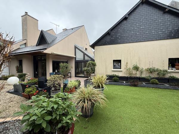 Maison d’architecte de 1984, Vitré centre-ville  – surface habitable 187 m² parcelle de 473 m2 – 5 chambres – jardin – garage - annexe aménageable