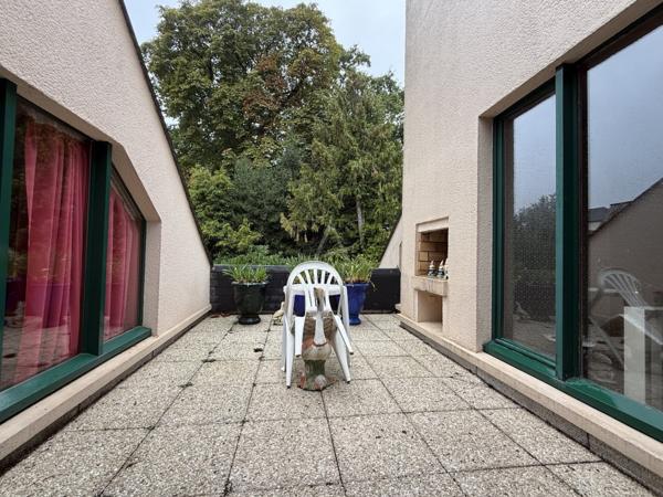 Maison d’architecte de 1984, Vitré centre-ville  – surface habitable 187 m² parcelle de 473 m2 – 5 chambres – jardin – garage - annexe aménageable