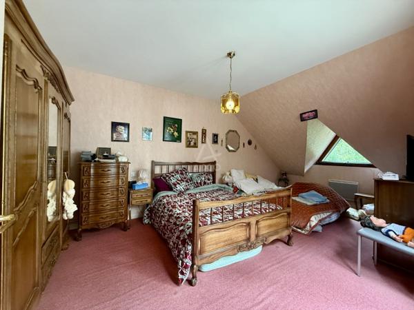 Maison d’architecte de 1984, Vitré centre-ville  – surface habitable 187 m² parcelle de 473 m2 – 5 chambres – jardin – garage - annexe aménageable
