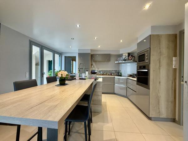 Maison d’architecte de 1984, Vitré centre-ville  – surface habitable 187 m² parcelle de 473 m2 – 5 chambres – jardin – garage - annexe aménageable