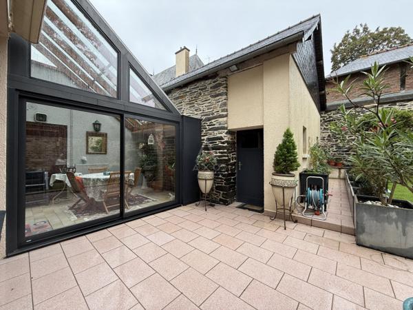 Maison d’architecte de 1984, Vitré centre-ville  – surface habitable 187 m² parcelle de 473 m2 – 5 chambres – jardin – garage - annexe aménageable