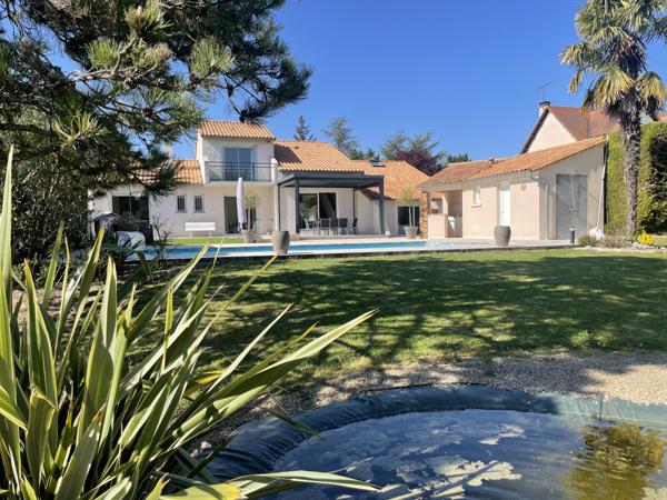 Migné-Auxances (86440) MIGNE-AUXANCES Maison Contemporaine 5 Chambres avec Piscine et Grand Jardin arboré !
