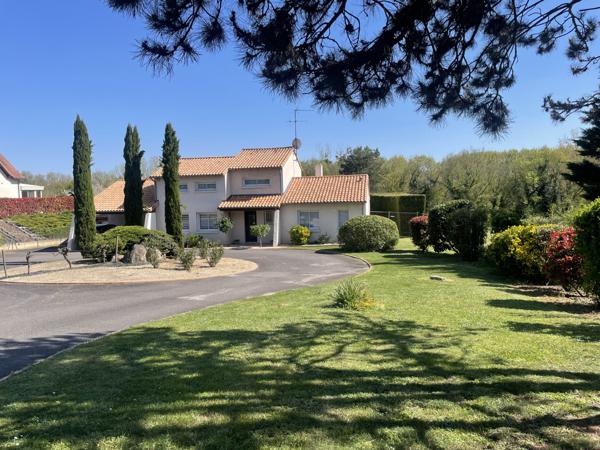 Migné-Auxances (86440) MIGNE-AUXANCES Maison Contemporaine 5 Chambres avec Piscine et Grand Jardin arboré !