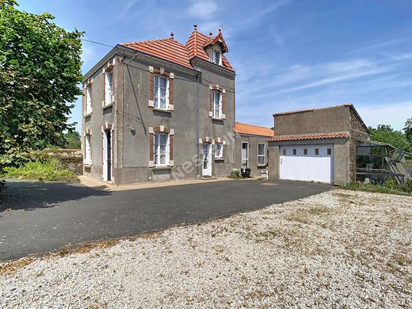 Maison style bourgeoise et division de terrain possible à vendre sur la commune de Gesté