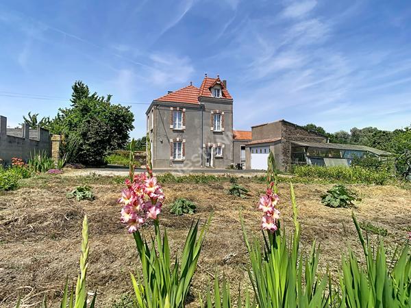 Maison style bourgeoise et division de terrain possible à vendre sur la commune de Gesté