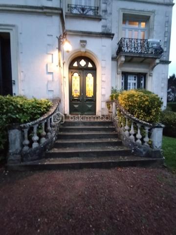 A quelques pas de toutes les commodités de la ville d'Eu, cet appartement est situé au 1er étage d'une luxueuse villa ancienne de la ville d'Eu. Copropriété au calme de 6 copropriétaires (principalement des saisonniers) avec bonne isolation phonique.
Il possède de beaux volumes et bénéficie d'une superficie habitable de 93 m² comprenant : 
Grande entrée, séjour de 29 m² avec balcon en fer forgé, cuisine équipée de 11 m² (avec réfrigérateur américain), une salle d'eau avec baignoire et douche décorée de jolies fenêtres en vitraux (beaucoup de charme !), WC séparé, 1 chambre de 12 m² avec grand dressing, 2 chambres de 9 m², coin buanderie et nombreux rangements. 
L'appartement bénéficie de vues dégagées sur les monuments eudois et d'un bel environnement avec son jardin très verdoyant. Les radiateurs ont de beaux coffrets en bois uniques.
Garage. Grande cave. Chauffage individuel au gaz de ville avec production d'eau chaude. Tout-à-l'égout. Double vitrage dans tout l'appartement. Places de parking. 
Si vous recherchez un appartement de grand standing et fonctionnel dans un immeuble de charme au calme, vous serez comblés !