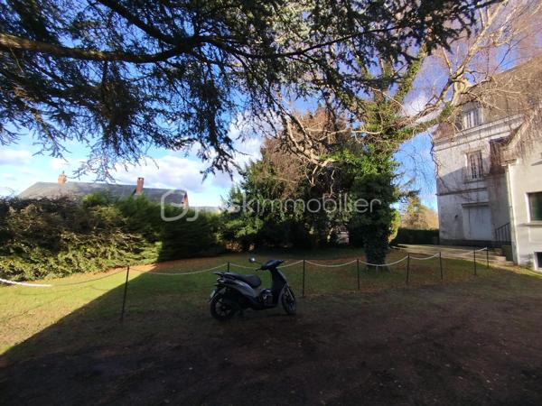 A quelques pas de toutes les commodités de la ville d'Eu, cet appartement est situé au 1er étage d'une luxueuse villa ancienne de la ville d'Eu. Copropriété au calme de 6 copropriétaires (principalement des saisonniers) avec bonne isolation phonique.
Il possède de beaux volumes et bénéficie d'une superficie habitable de 93 m² comprenant : 
Grande entrée, séjour de 29 m² avec balcon en fer forgé, cuisine équipée de 11 m² (avec réfrigérateur américain), une salle d'eau avec baignoire et douche décorée de jolies fenêtres en vitraux (beaucoup de charme !), WC séparé, 1 chambre de 12 m² avec grand dressing, 2 chambres de 9 m², coin buanderie et nombreux rangements. 
L'appartement bénéficie de vues dégagées sur les monuments eudois et d'un bel environnement avec son jardin très verdoyant. Les radiateurs ont de beaux coffrets en bois uniques.
Garage. Grande cave. Chauffage individuel au gaz de ville avec production d'eau chaude. Tout-à-l'égout. Double vitrage dans tout l'appartement. Places de parking. 
Si vous recherchez un appartement de grand standing et fonctionnel dans un immeuble de charme au calme, vous serez comblés !