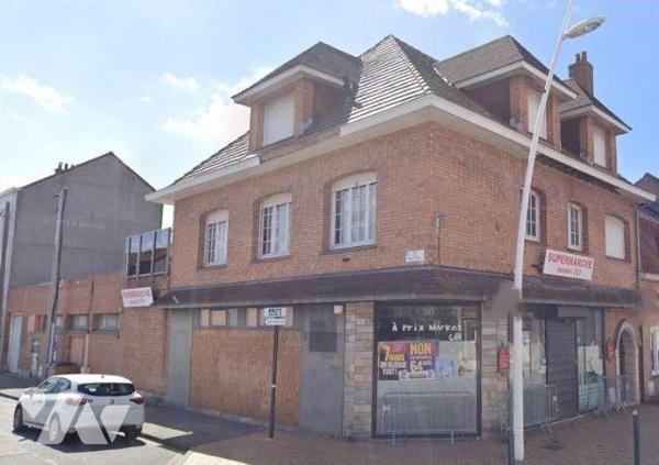 Dans le centre ville, quartier Sainte-Thérèse, un immeuble à usage de commerce et d'habitation ...