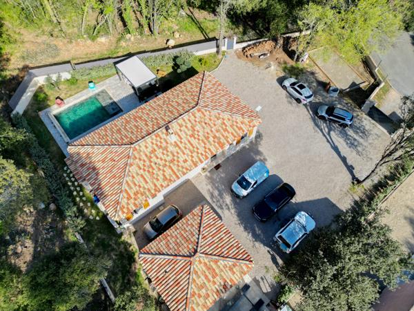 La Motte (83920)-Villa plain-pied RT2020-Piscine-Ecrin de verdure