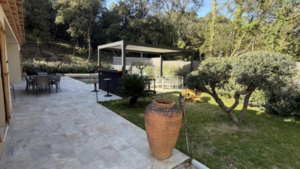 La Motte (83920)-Villa plain-pied RT2020-Piscine-Ecrin de verdure