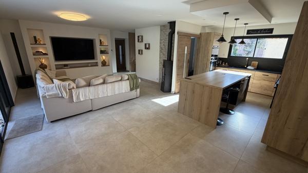 La Motte (83920)-Villa plain-pied RT2020-Piscine-Ecrin de verdure