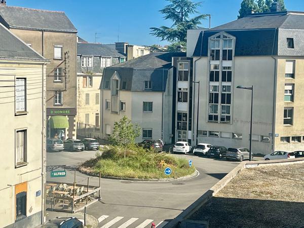 Appartement place Catinat à Canclaux , balcon, 2 ch, ascenseur, cave et parking, Nantes 44100