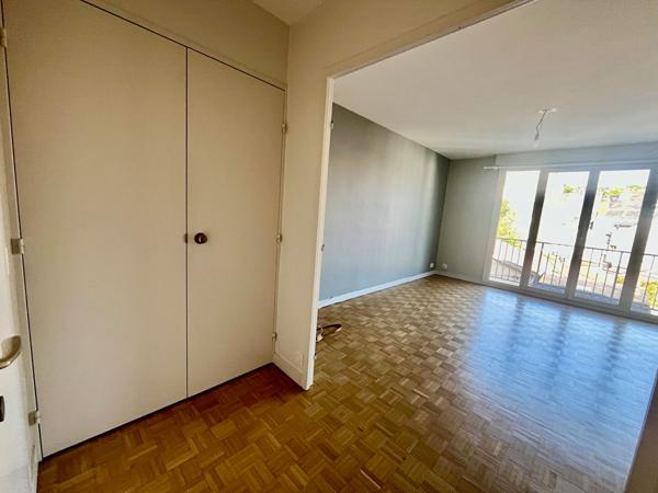 Appartement place Catinat à Canclaux , balcon, 2 ch, ascenseur, cave et parking, Nantes 44100