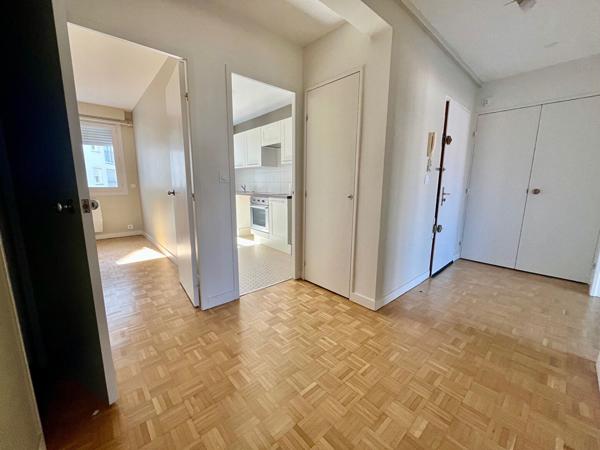 Appartement place Catinat à Canclaux , balcon, 2 ch, ascenseur, cave et parking, Nantes 44100