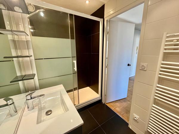 Appartement place Catinat à Canclaux , balcon, 2 ch, ascenseur, cave et parking, Nantes 44100