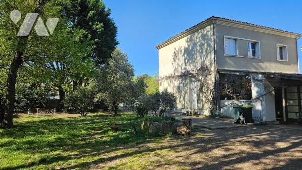 A vendre, Charente-Maritime, L' Eguille, Maison à étage comprenant : au rez-de-chaussée :entrée...