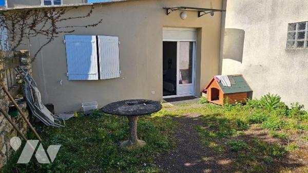 A vendre, Charente-Maritime, L' Eguille, Maison à étage comprenant : au rez-de-chaussée :entrée...