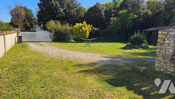 A vendre, Charente-Maritime, L' Eguille, Maison à étage comprenant : au rez-de-chaussée :entrée...