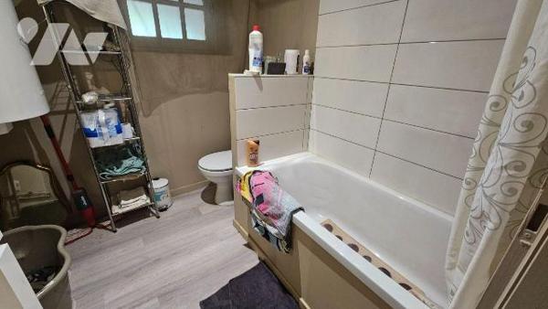 A vendre, Charente-Maritime, L' Eguille, Maison à étage comprenant : au rez-de-chaussée :entrée...