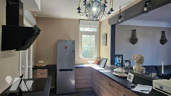 A vendre, Charente-Maritime, L' Eguille, Maison à étage comprenant : au rez-de-chaussée :entrée...