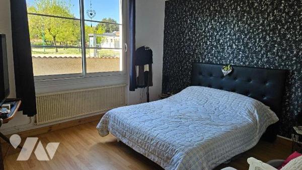 A vendre, Charente-Maritime, L' Eguille, Maison à étage comprenant : au rez-de-chaussée :entrée...