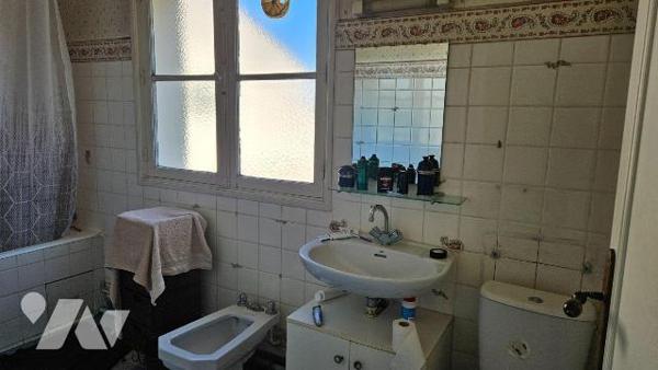 A vendre, Charente-Maritime, L' Eguille, Maison à étage comprenant : au rez-de-chaussée :entrée...