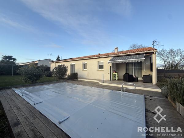 Maison plain-pied avec piscine, jardin et garage