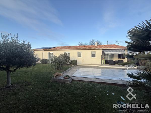 Maison plain-pied avec piscine, jardin et garage