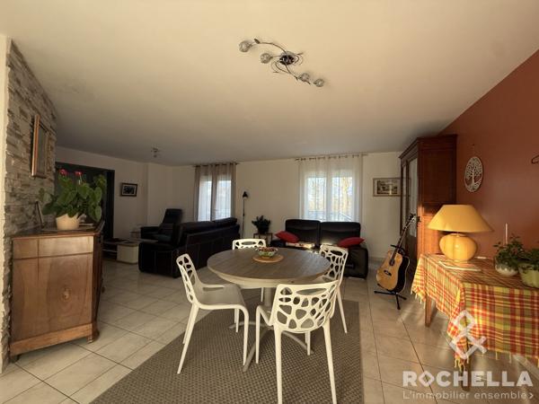 Maison plain-pied avec piscine, jardin et garage