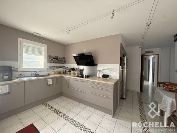 Maison plain-pied avec piscine, jardin et garage