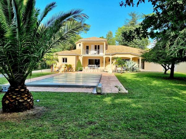 Vente
                Maison265 m² - 7 Pièces -
                    La TREMBLADE (17390)