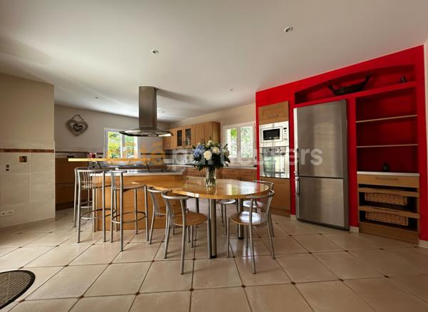 Vente
                Maison265 m² - 7 Pièces -
                    La TREMBLADE (17390)