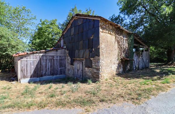 À vendre - Terrain avec grange dans le hameau de Roquecave, Lacaze