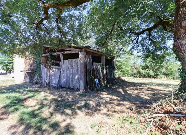 À vendre - Terrain avec grange dans le hameau de Roquecave, Lacaze