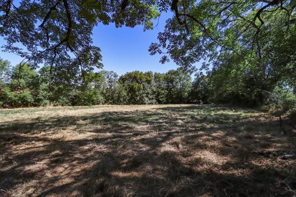 À vendre - Terrain avec grange dans le hameau de Roquecave, Lacaze
